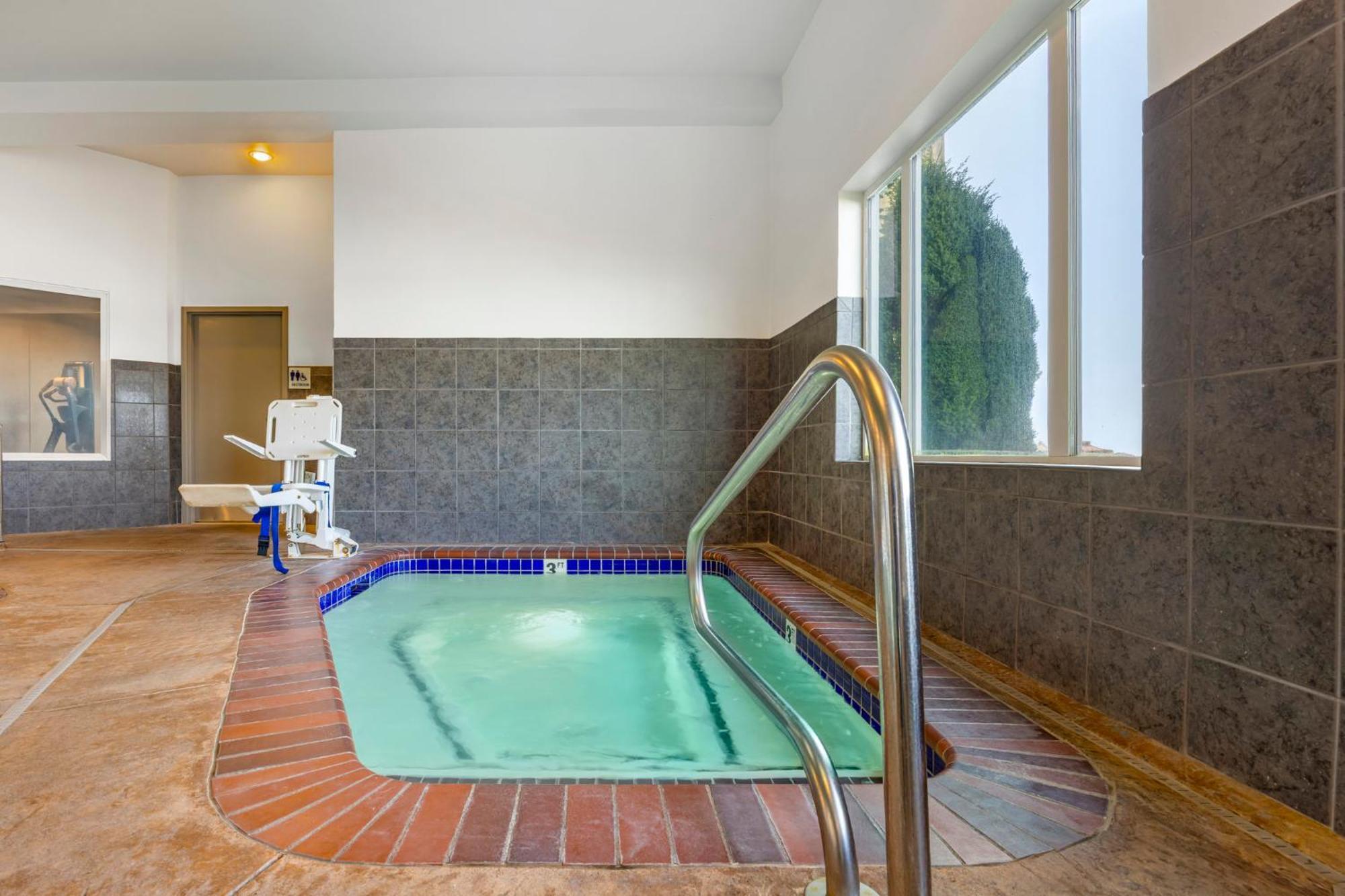 Holiday Inn Express Hotel & Suites Astoria By Ihg Esterno foto