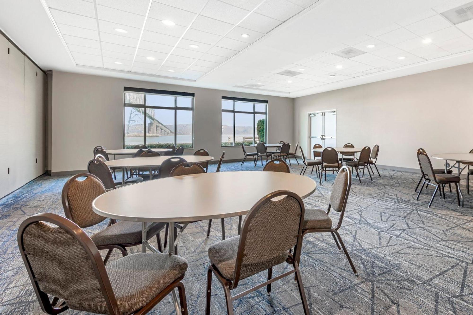 Holiday Inn Express Hotel & Suites Astoria By Ihg Esterno foto